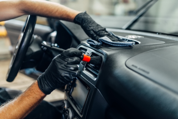 Servizio lavaggio interni auto a Fogliano